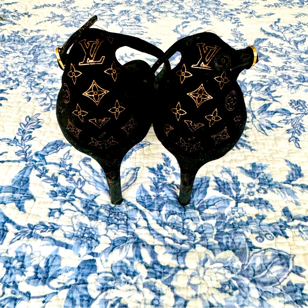 LOUIS VUITTON BLACK SUEDE HEELS METALLIC GOLD LV LOGO PRINT IT SIZE 37 - Picture 10 of 10